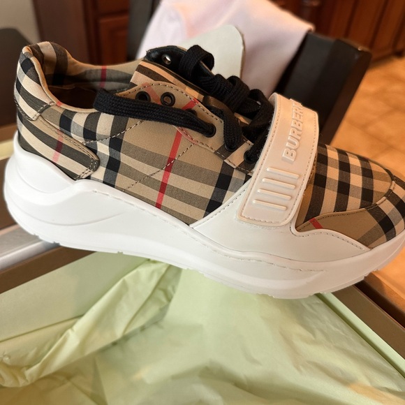 【関税＆送料込み】Burberry Regis Low-Top Sneakers m_665cc41c1df6362d219b3b28.jpg